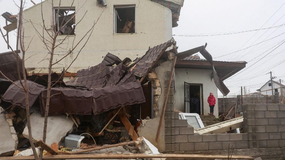 Uma menina está ao lado de sua casa danificada por um ataque de míssil russo, em meio ao ataque da Rússia à Ucrânia, nos arredores de Odesa, Ucrânia, em 28 de novembro de 2024. REUTERS/Nina Liashonok