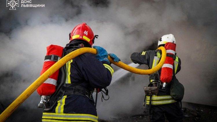 Bombeiros trabalham para extinguir as chamas após ataque russo com mísseis em Lviv, em 28 de novembro de 2024. Press Service of the State Emergency Service os Ukraine in Lviv region / Via Reuters