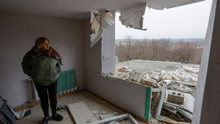 A dona da casa, Alla Ten, está dentro de uma sala fortemente danificada por bombardeios recentes, que as autoridades locais instaladas pela Rússia chamaram de ataque militar ucraniano, durante o conflito Rússia-Ucrânia na cidade de Dokuchayevsk, na região de Donetsk, Ucrânia controlada pela Rússia, em 29 de novembro de 2024. REUTERS/Alexander Ermochenko