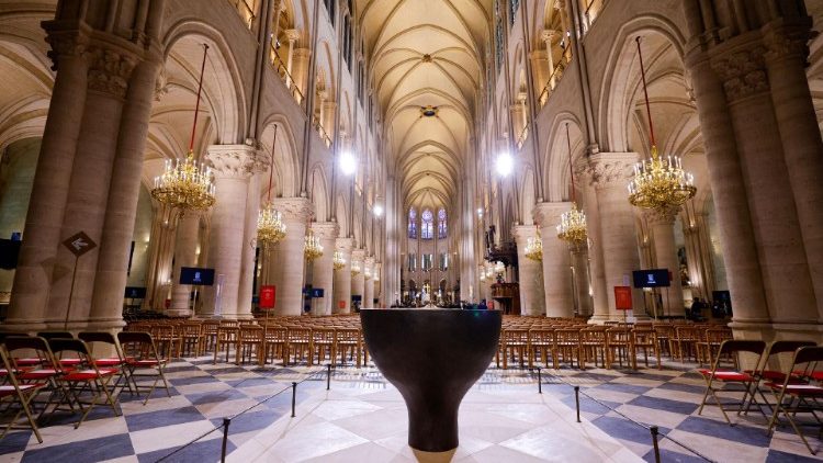 Новы баптыстэрый у парыжскім саборы Нотр-Дам, створаны французскім мастаком і дызайнерам Гіёмам Бардэ