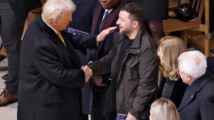 Il presidente eletto Usa Trump con il presidente ucraino Zelensky a Parigi