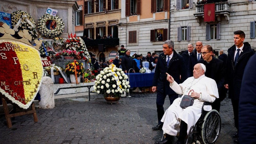 Францішак на Іспанскай плошчы Рыма ва ўрачыстасць Беззаганнага Зачацця 