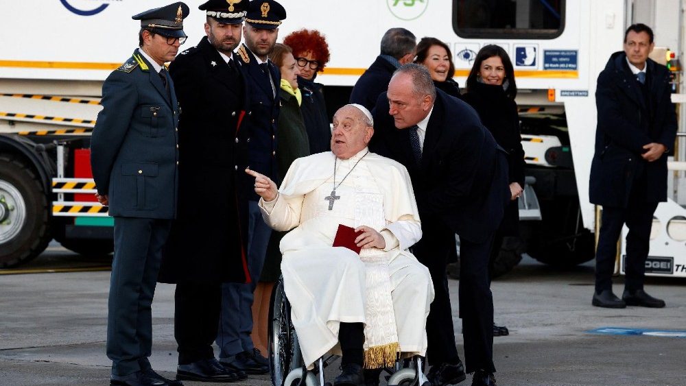Pope Francis boards the papal plane for his apostolic visit to Corsica, at Fiumicino airport