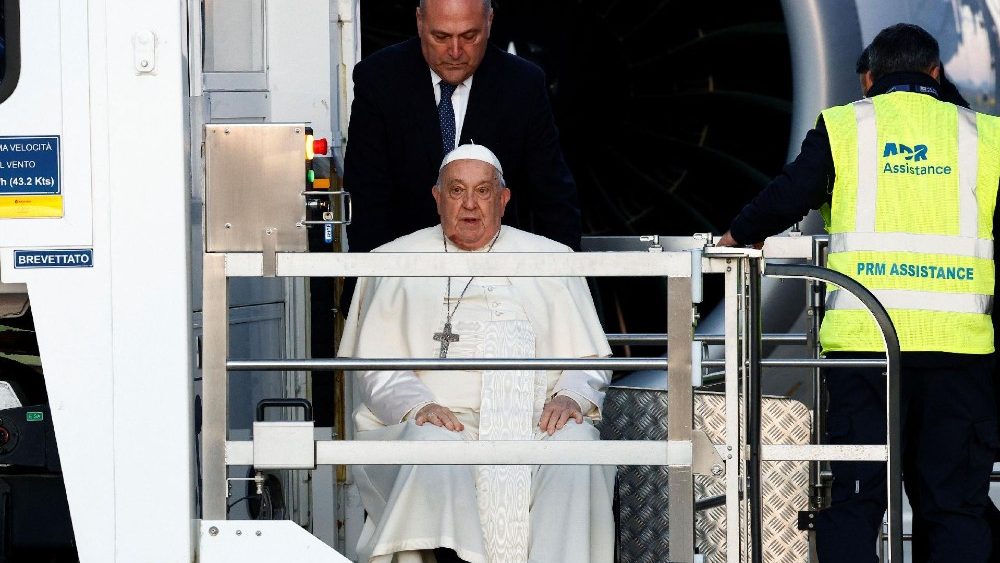 Pope Francis boards the papal plane for his apostolic visit to Corsica, at Fiumicino airport