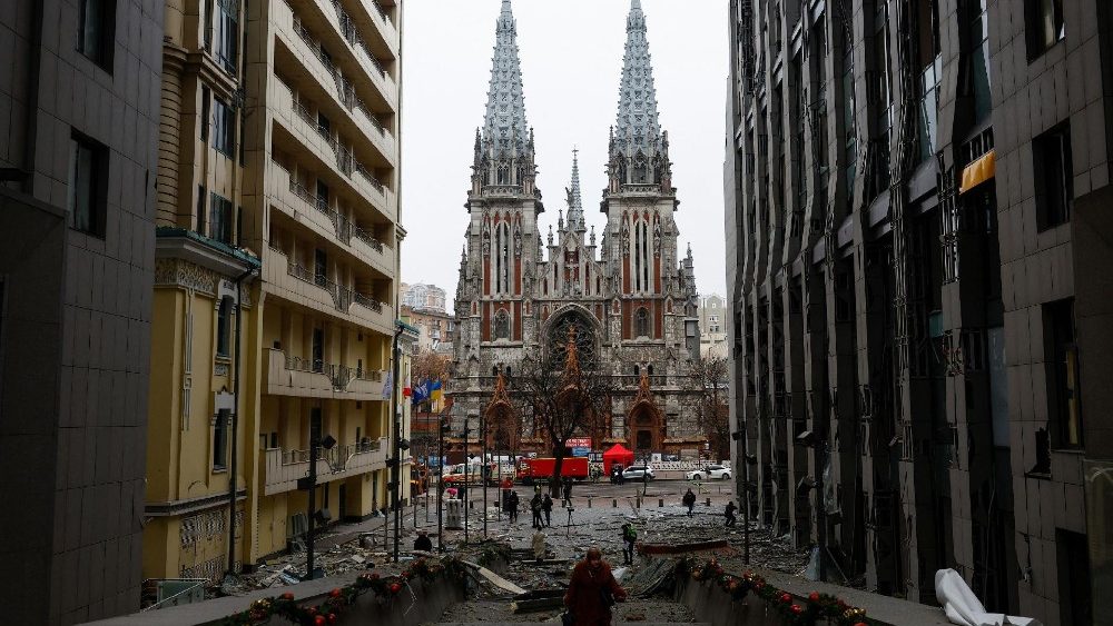 Pessoas caminham em local de ataque missilístico russo no centro de Kyiv, Ucrânia, em 20 de dezembro de 2024. REUTERS/Valentyn Ogirenko