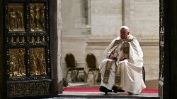 Pave Frans har åpnet Den hellige døren i Peterskirken.