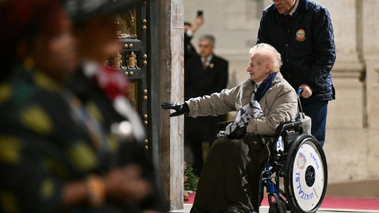 Възрастна жена в инвалидна количка преминава през Светата врата