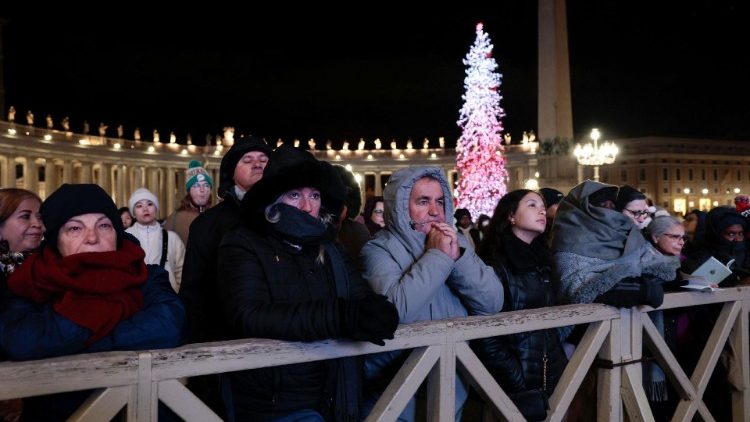 Вярващи следящи литургията за Бъдни вечер от площад "Свети Петър"