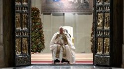 संत पापा फ्राँसिस ने पवित्र द्वार खोलकर 2025 की जयंती का उद्घाटन किया 