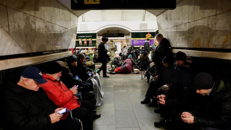Pessoas se abrigam em uma estação de metrô durante um alerta de ataque aéreo, em meio ao ataque da Rússia à Ucrânia, em Kiev, Ucrânia, 25 de dezembro de 2024. REUTERS/Thomas Peter