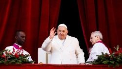 ख्रीस्त जयंती महापर्व के दिन संत पेत्रुस महागिरजाघर के झरोखे पर संत पापा फ्रांसिस