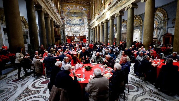 Traditional CTradicional almoço de Natal para necessitados e pobres organizado pela Comunidade de Sant'Egidio na Basílica de Santa Maria em Trastevere, em Roma