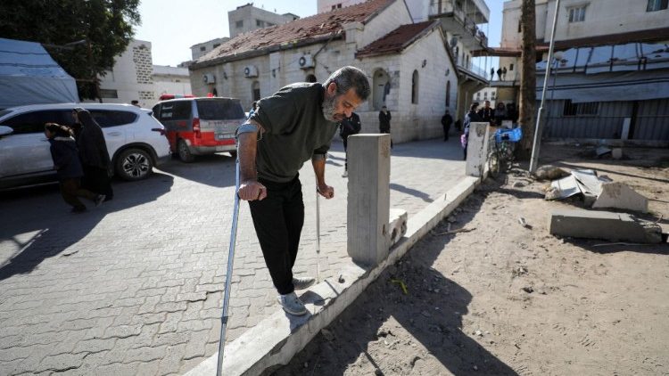 Un paziente evacuato dall'ospedale Kamal Adwan di Gaza