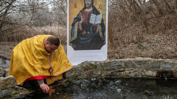 Esta fotografia de distribuição tirada em 6 de janeiro de 2025 e divulgada pelo serviço de imprensa da 33ª brigada mecanizada separada das Forças Armadas Ucranianas mostra um capelão da 33ª brigada mecanizada separada conduzindo uma celebração na Epifania, em um local não revelado na região de Dnipropetrovsk, na Ucrânia, em 6 de janeiro de 2025. (Photo by Handout / Press service of the 33rd separate mechanized brigade of Ukrainian Armed Forces / AFP)