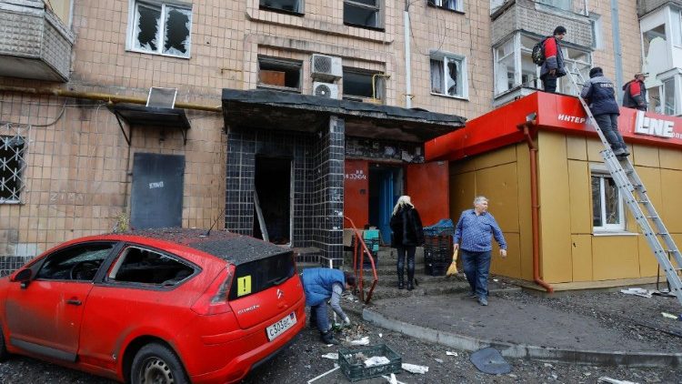 Pessoas removem escombros próximos a um prédio de loja danificado após um bombardeio, que as autoridades locais instaladas pela Rússia chamaram de ataque militar ucraniano, durante o conflito Rússia-Ucrânia em Donetsk, Ucrânia controlada pela Rússia, 10 de janeiro de 2024. REUTERS/Alexander Ermochenko