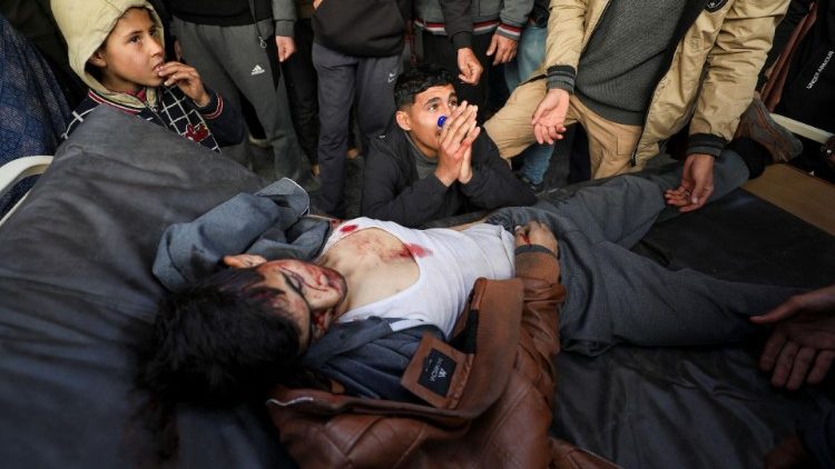 गाजा में इजरायली हमलों में मारे गए अपने प्रियजनों के लिए शोक करते हुए फिलिस्तीनी 