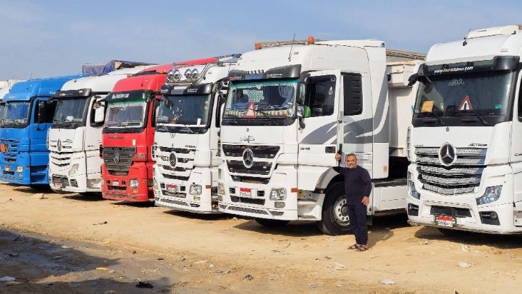 Lastwagen mit Hilfsgütern warten darauf, in den Gazastreifen gelassen zu werden