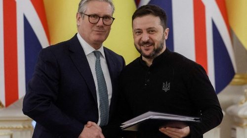 Ucraina, Starmer e Zelensky firmano un’intesa della durata di cento anni