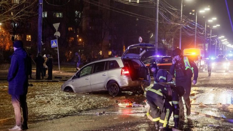 Bombeiros trabalham no local de um ataque de míssil russo, em meio ao ataque da Rússia à Ucrânia, em Kiev, Ucrânia, 18 de janeiro de 2025. REUTERS/Gleb Garanich