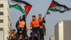 Los palestinos celebran el alto el fuego entre Israel y Hamás 