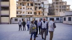 சிரியாவில் சேதமடைந்த பள்ளியை பார்வையிடும் யுனிசெப் அதிகாரிகள்