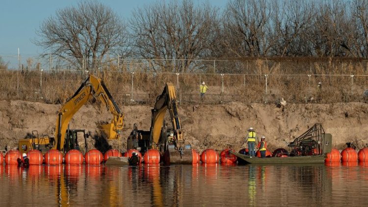 Trabajadores montan boyas en la frontera entre EE.UU. y M&eacute;xico en Eagle Pass, Texas. (REUTERS)