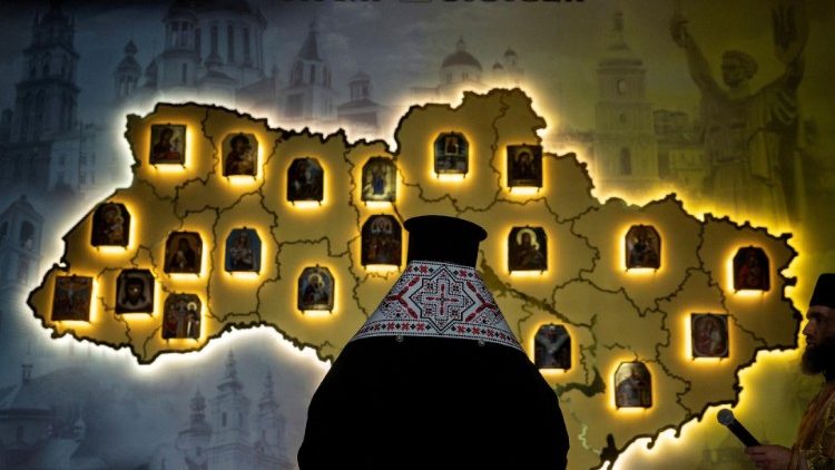 Metropolita Epiphanius abençoa ícones colocados em cada Oblast do mapa da Ucrânia.