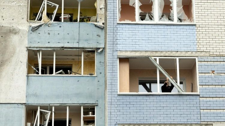 Um morador remove parte da moldura de uma janela de um apartamento que foi danificada quando um prédio foi atingido por um drone russo, em meio ao ataque da Rússia à Ucrânia, na cidade de Hlevakha, região de Kiev, Ucrânia, em 24 de janeiro de 2025. REUTERS/Thomas Peter