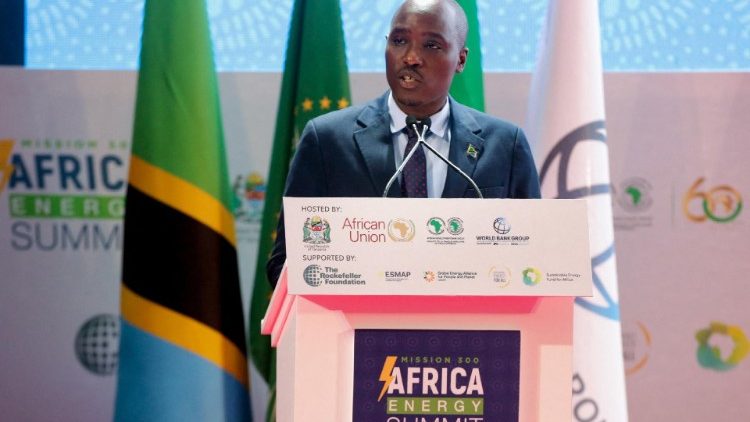 Waziri wa Nishati Tanzania akihutubia