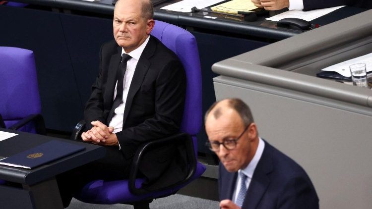 Friedrich Merz (vorne im Bild) bei einer Sitzung im Bundestag in Berlin (Archivbild)