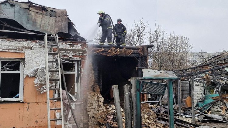 Bombeiros trabalham no local de um ataque de míssil russo, em meio ao ataque da Rússia à Ucrânia, em Kharkiv, Ucrânia, em 1º de fevereiro de 2025. REUTERS/Vyacheslav Madiyevskyy
