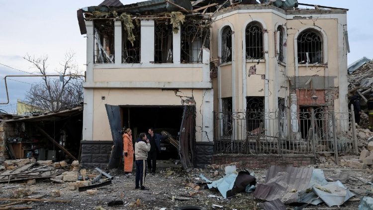 Moradores perto de seu prédio atingido por um ataque aéreo russo, em meio ao ataque da Rússia à Ucrânia, em Kherson, Ucrânia, em 2 de fevereiro de 2025. REUTERS/Ivan Antypenko