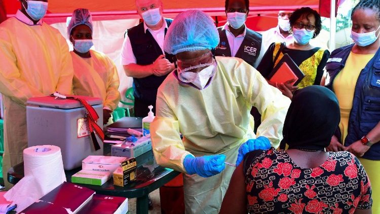 युगांडा के डॉक्टरों ने कंपाला में इबोला वायरस के सूडानी स्ट्रेन के लिए टीकाकरण कार्यक्रम शुरू किया