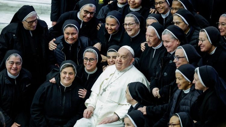Papst Franziskus mit Ordensfrauen bei einer Generalaudienz im Vatikan