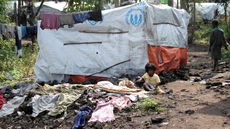 Un bambino congolese sfollato siede fuori dalla propria casa in un campo di sfollamento fuori da Goma