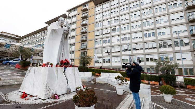 Papa anaendelea na matibabu ya ugonjwa wa mkamba(bronchitis)katika Hosptali ya Agostino Gemelli Roma.