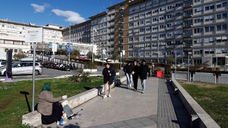 El Papa Francisco envía un mensaje durante el Ángelus desde el Hospital Gemelli de Roma. 