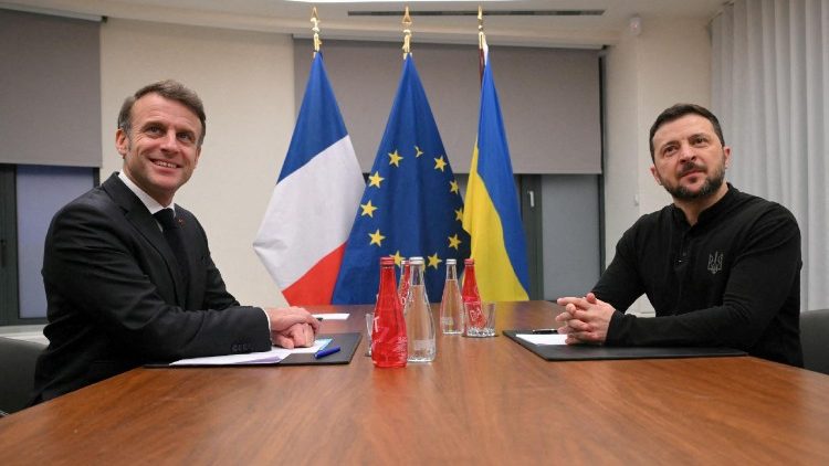 Il presidente francese Emmanuel Macron e il presidente ucraino Volodymyr Zelenskiy posano prima di un incontro a Bruxelles, Belgio, 18 dicembre 2024.