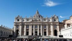 வத்திக்கான் தூய பேதுரு பெருங்கோவில் முன்புறம்