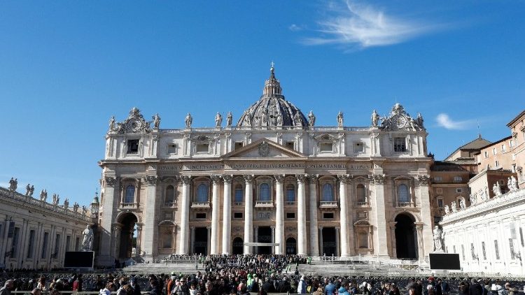 வத்திக்கான் தூய பேதுரு பெருங்கோவில் முன்புறம்