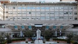 संत पापा फ्राँसिस का जमेली अस्पताल में ब्रोंकाइटिस का इलाज जारी