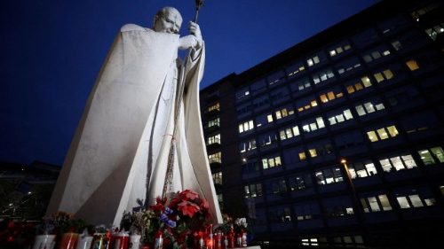 Pápež František pokračuje v terapii a vyjadruje vďaku za podporu