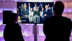 Alice Weidel (AfD) und Olaf Scholz (SPD) bei einer Wahlkampfdebatte im Fernsehen vor Publikum