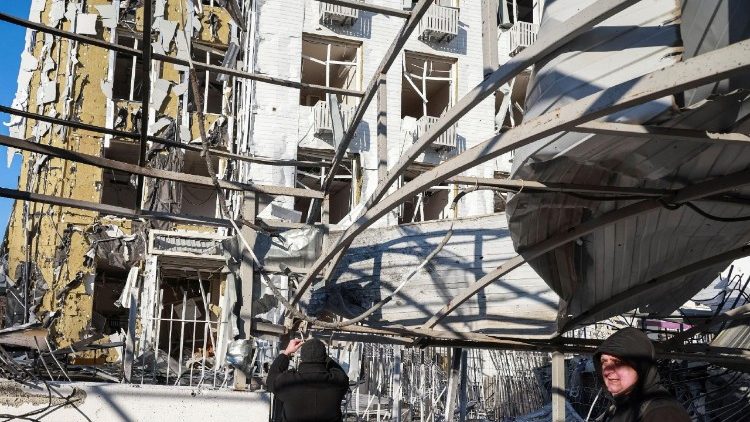 Moradores no local de uma clínica atingida por um ataque de drone russo, em meio ao ataque da Rússia à Ucrânia, em Odesda, Ucrânia, em 19 de fevereiro de 2025. REUTERS/Nina Liashonok