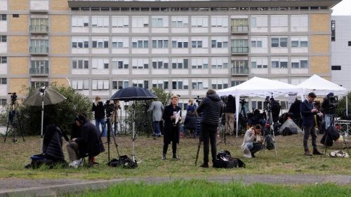 Papeževo zdravstveno stanje nekoliko boljše