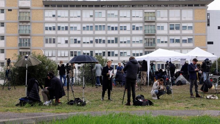 Novinarji pred rimsko bolnišnico Gemelli, kjer se od 14. februarja zdravi papež Frančišek