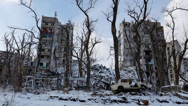 Moradores de cidades devastadas pela guerra na região de Donetsk, na Ucrânia, buscam reconstruir suas vidas