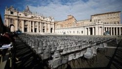 Пустыя крэслы на Плошчы Святога Пятра