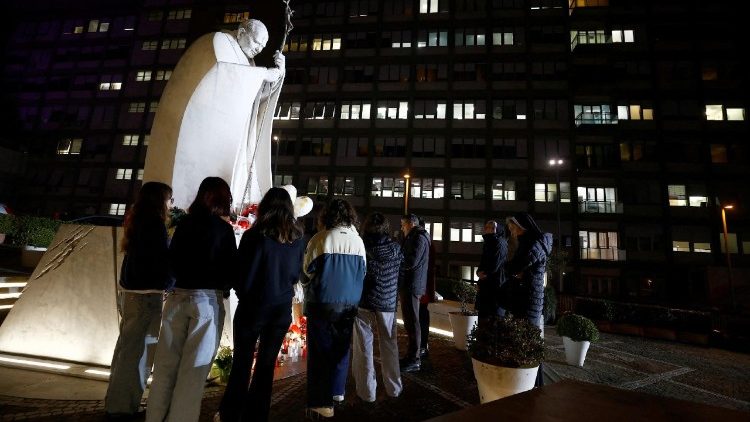 Bön vid påven Johannes Paulus II:s staty vid Gemelli sjukhuset