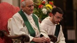 Kard. Zuppi odmawia różaniec w intencji Papieża